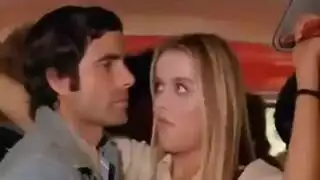 الشقراء لا تستطيع المقاومة وتبلل عندما يدلك قضيب غريب مؤخرتها في الحافلة