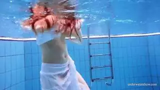 كرة القدم موسيقى حوض السباحة