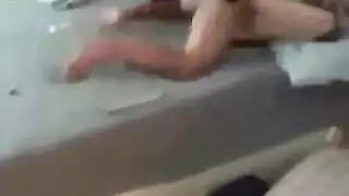 اختراق عميق وقاس تصرخ على ساقه الكبيرة