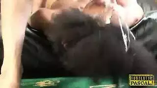 بريطانية سمراء منقوعة في سائل منوي ساخن