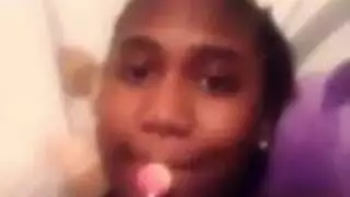 فتاة شوكولاتة ممتلئة تأخذ كل اللحم في مثلثة غرفة الفندق