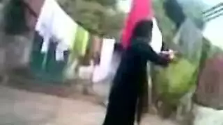 نساء يحشين يدهن