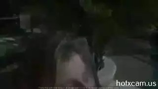 الأم الجذابة في ملابس البيمبو تُمارس الجنس بقوة في وضعية الكلب