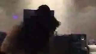 حفلة لعق فرج تنتقل من الأريكة إلى أرضية غرفة النوم