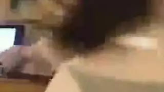 عاهرات ذات أثداء ضخمة تمارسان الجنس على أريكة غرفة المعيشة في مشهد إباحي