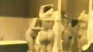 ضرب ثلاثي الثقوب: طيز، بزاز، وكس مبلل