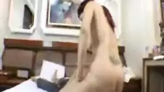 حمولة ضخمة رشت على كسها الحليق