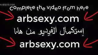 ذكر عربي يسيطر على خدود البيضاء المثيرة وفرجها المتلهف