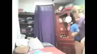 خيال الأشقاء: شقيقتان وأخ في مشهد إباحي