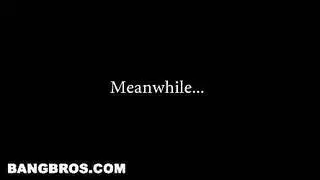 مؤخرة صوفيا المدورة ترتد وهي تمص وتنكح زباً كبيراً