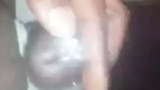 مراهقة مثقوبة تمتلئ فتحاتها بلعبة جنسية