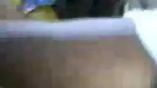 فتاة هندية تقايض فرجها الساخن بمواصلة وتأخذ زب في المقعد الخلفي