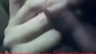 فتاة وقحة تئن بينما يمتد قضيب صلب مهبلها المبلل